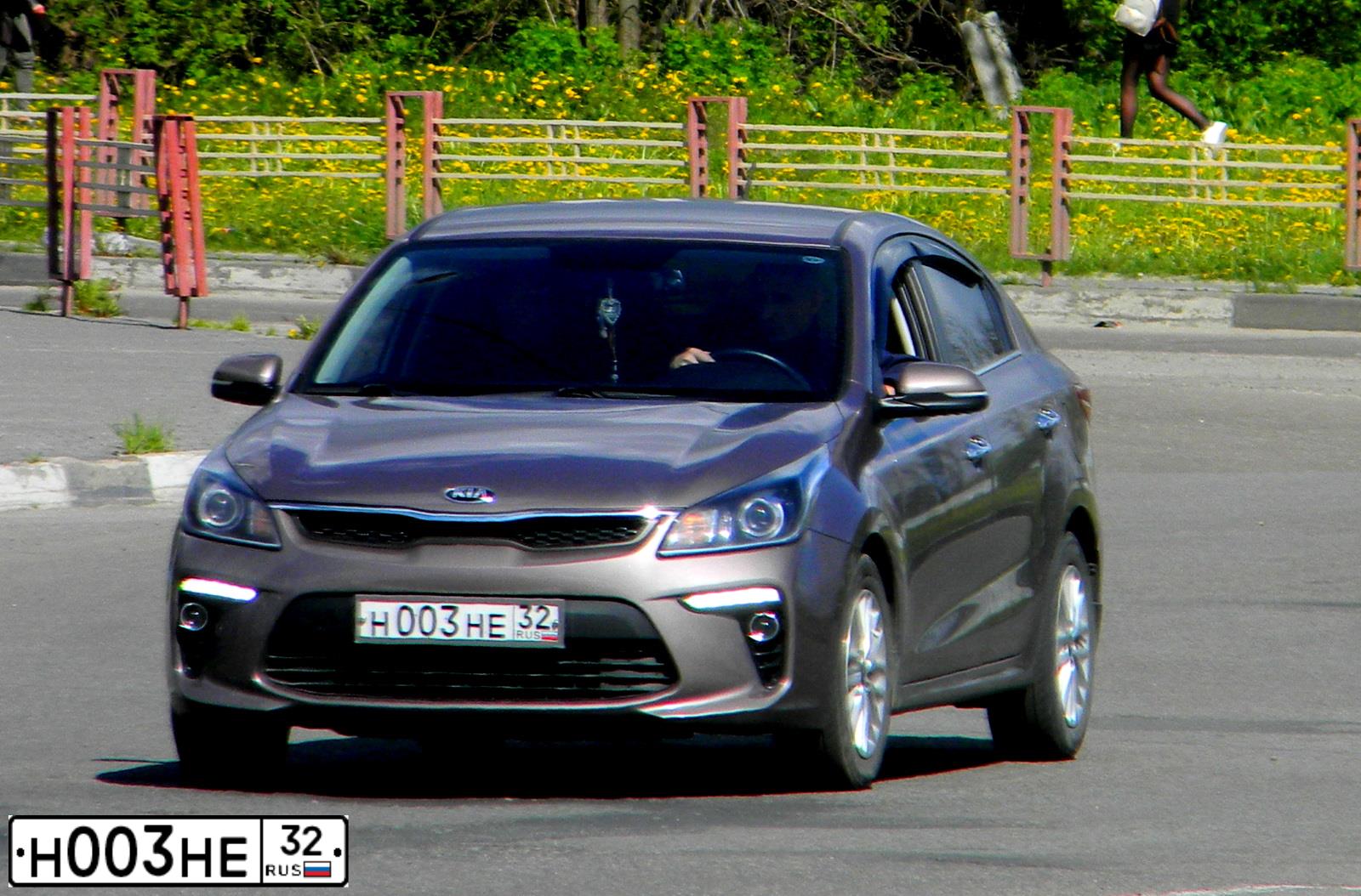Фото автомобиля KIA RIO, 2018 — госномер Н003НЕ32. Цвет: СВЕТЛО-КОРИЧНЕВЫЙ