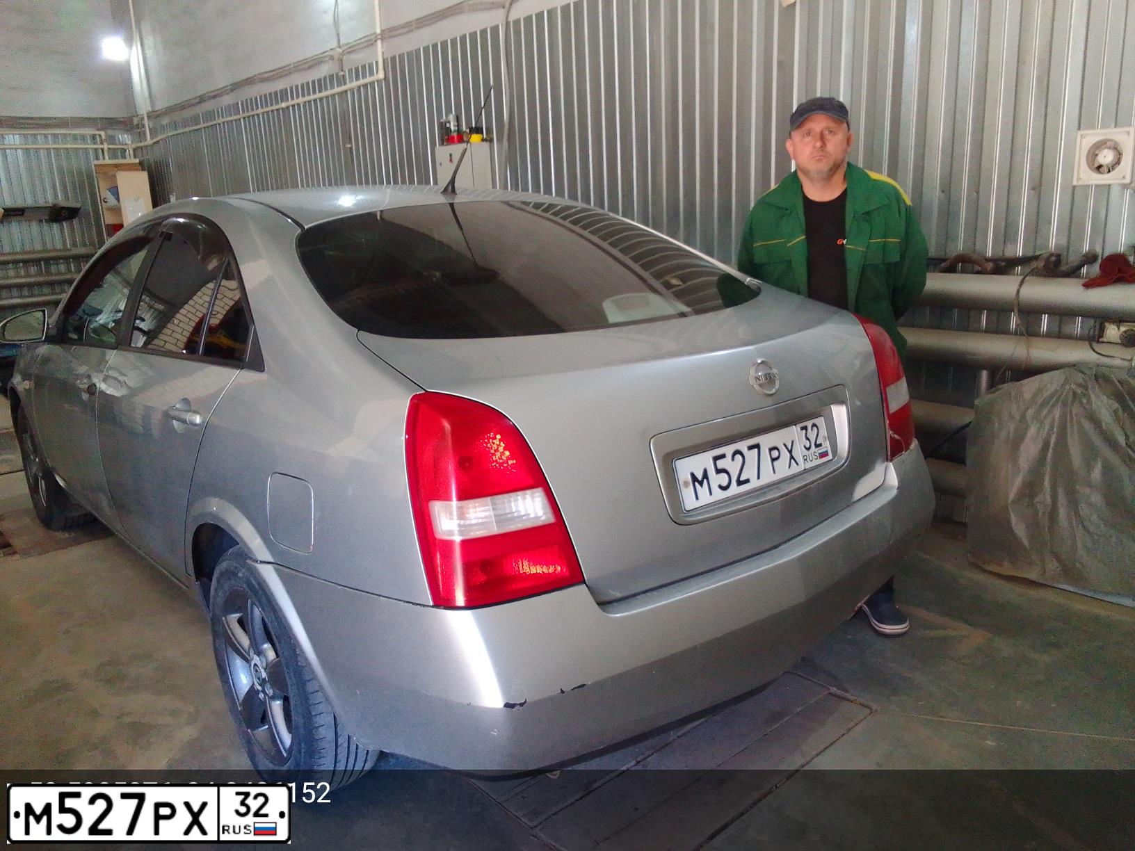 Фото автомобиля NISSAN PRIMERA, 2002 — госномер М527РХ32. Цвет: СЕРЫЙ
