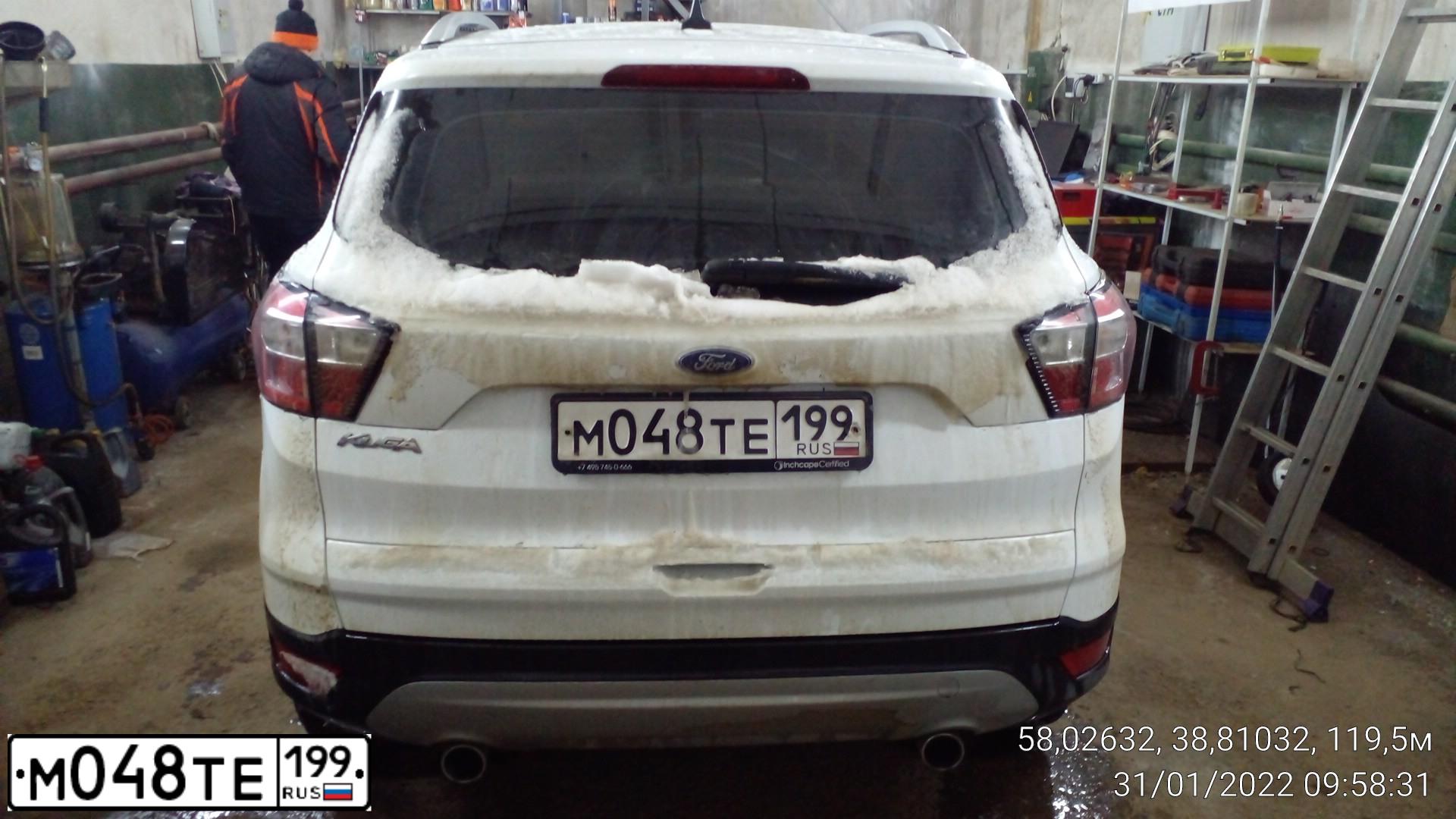 Фото автомобиля FORD KUGA, 2017 — госномер У321ОР76. Цвет: Белый