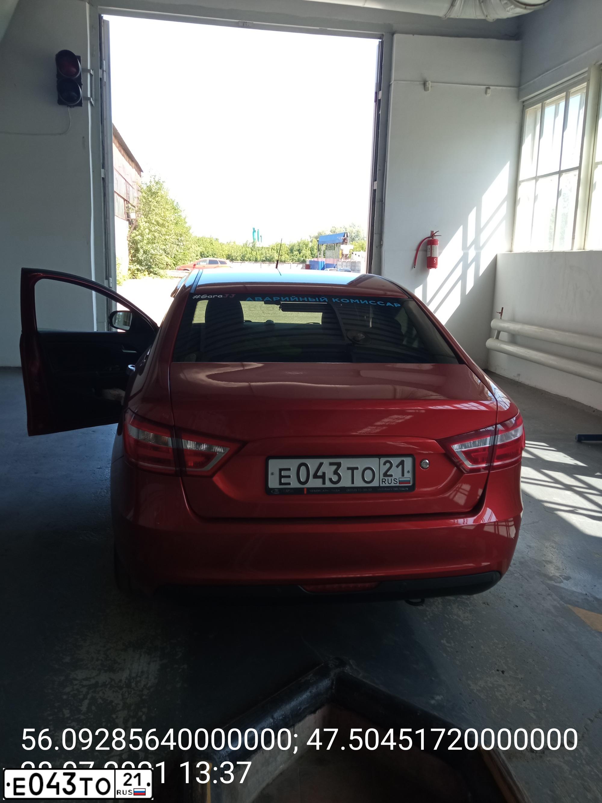 Фото автомобиля LADA VESTA, 2017 — госномер Е043ТО21. Цвет: КРАСНЫЙ