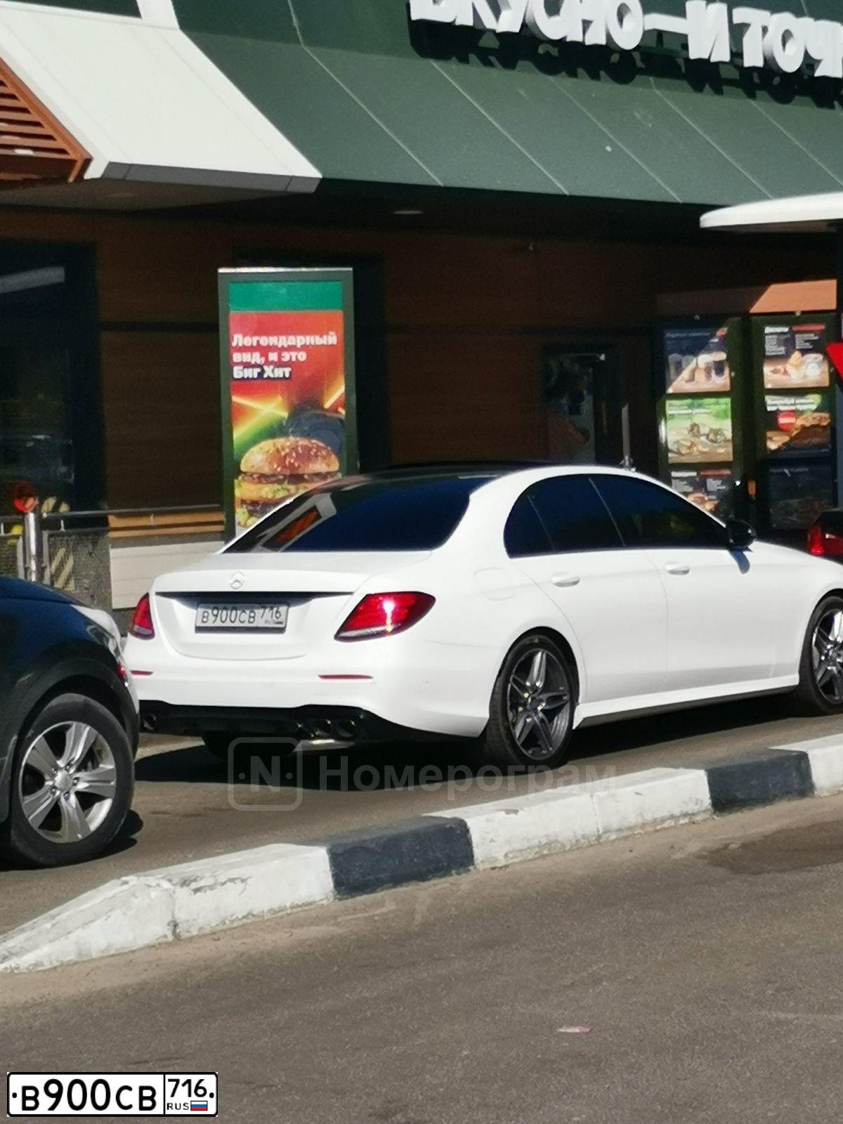 Фото автомобиля MERCEDES E-KLASSE, 2016 — госномер О777СО72. Цвет: Белый