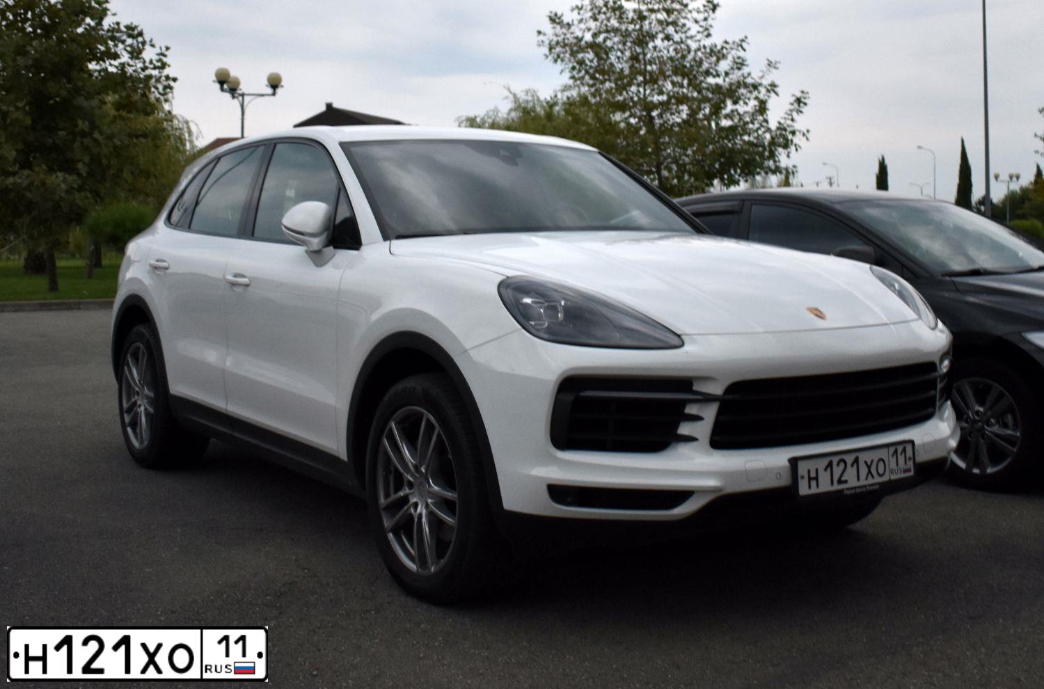 Фото автомобиля PORSCHE CAYENNE, 2018 — госномер М464МУ702. Цвет: Белый
