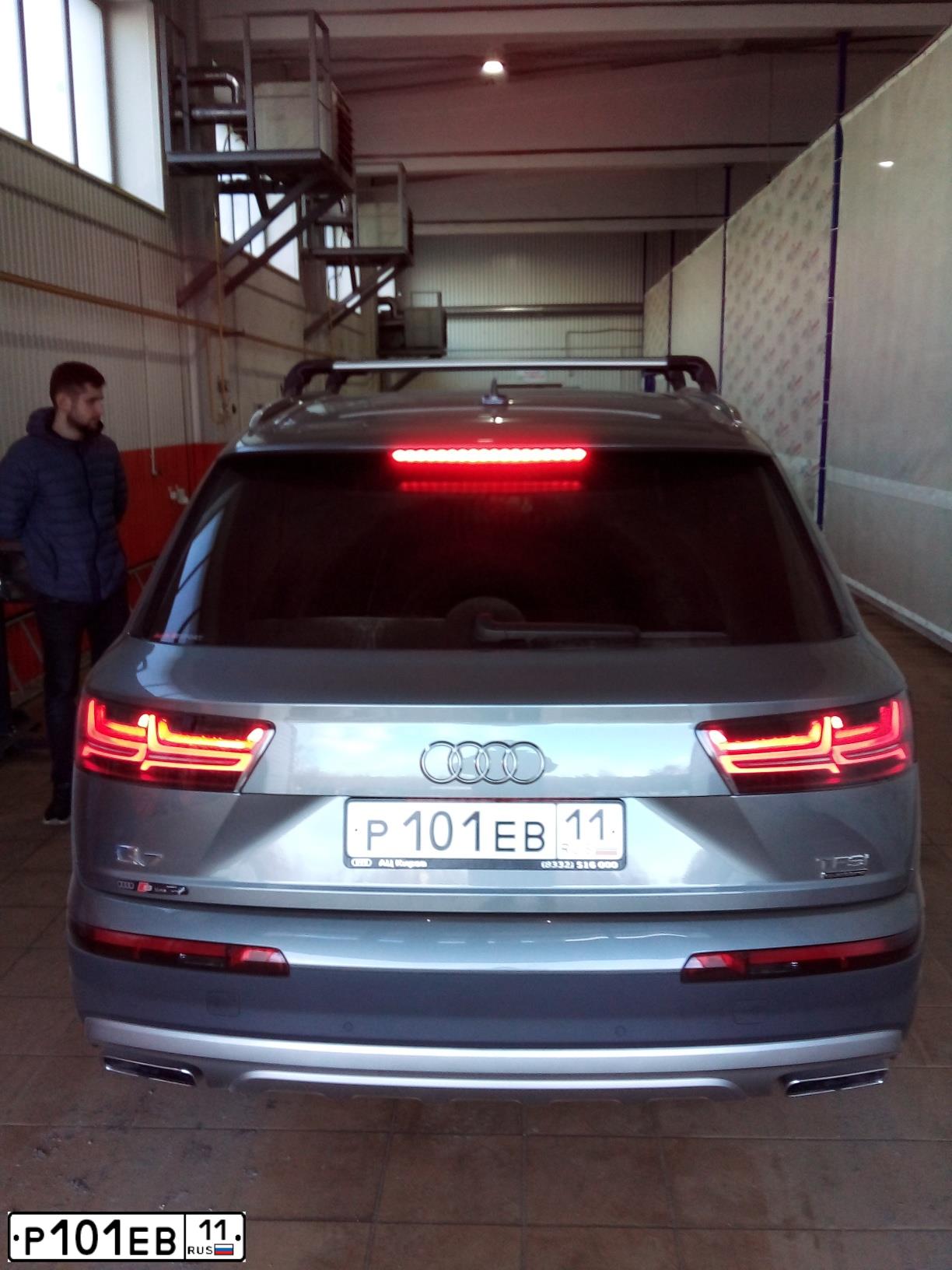 Фото автомобиля AUDI Q7, 2017 — госномер Р101ЕВ11. Цвет: СЕРЫЙ