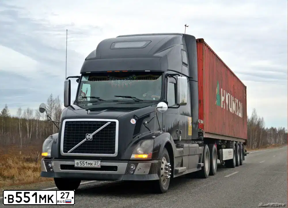Фото автомобиля VOLVO SERIE VNL /6X4/, 2009 — госномер М428КХ28. Цвет: ЧЕРНЫЙ