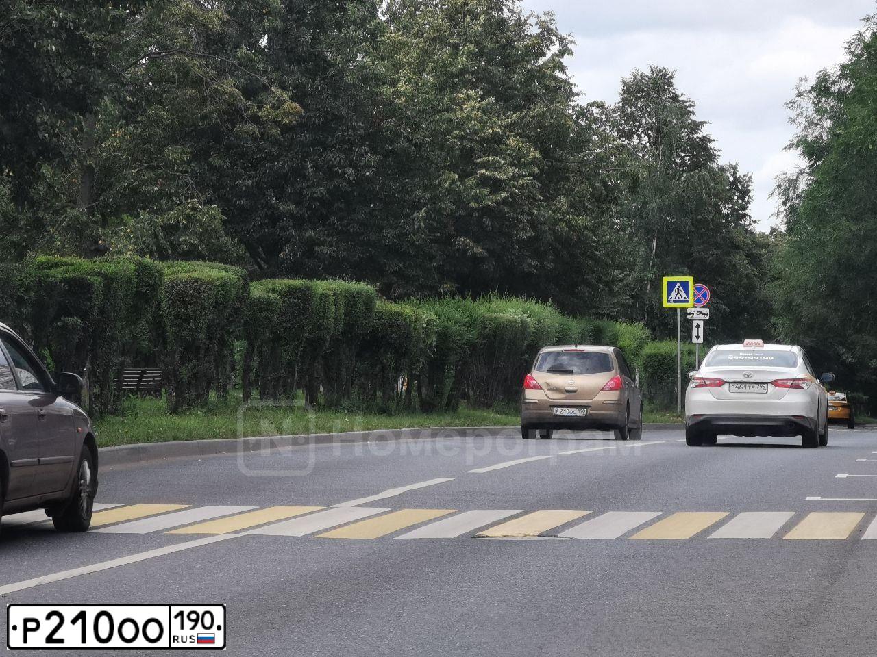 Фото автомобиля NISSAN TIIDA, 2008 — госномер Р210ОО190. Цвет: КОРИЧНЕВЫЙ