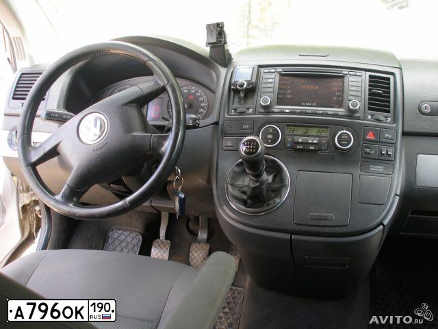 Фото автомобиля VOLKSWAGEN MULTIVAN, 2004 — госномер А796ОК190. Цвет: СЕРЫЙ