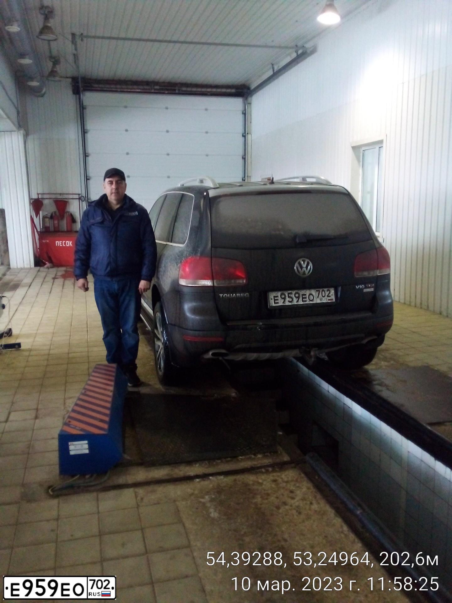 Фото автомобиля VOLKSWAGEN TOUAREG, 2006 — госномер Е959ЕО702. Цвет: ЧЕРНЫЙ