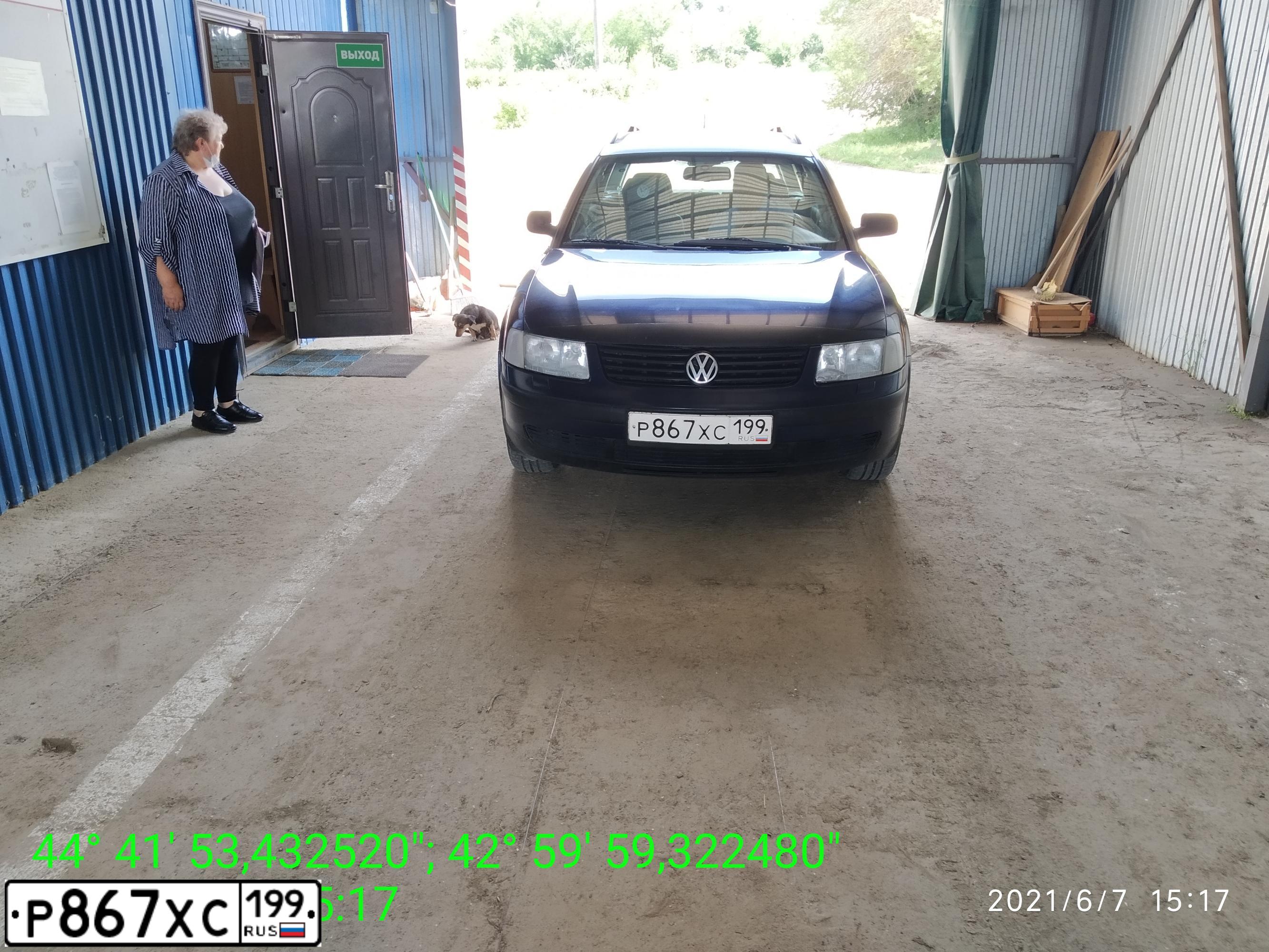 Фото автомобиля VOLKSWAGEN PASSAT, 2000 — госномер Р867ХС199. Цвет: СИНИЙ