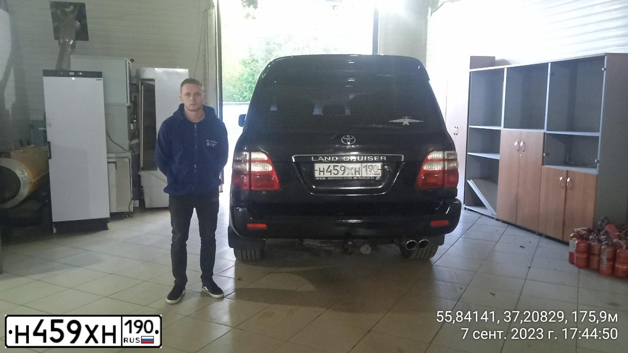 Фото автомобиля TOYOTA LANDCRUISER, 1998 — госномер В333ХМ177. Цвет: ЧЕРНЫЙ