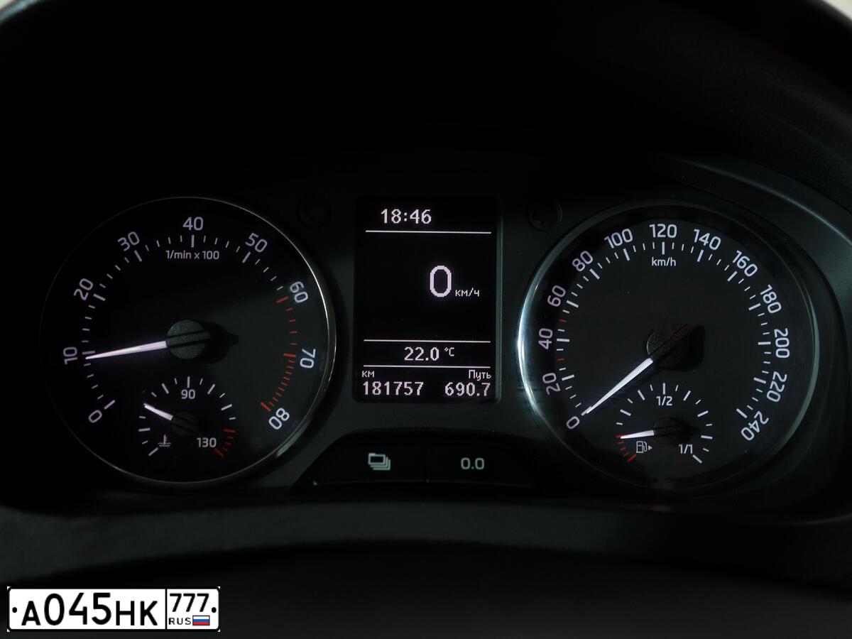 Фото автомобиля SKODA RAPID, 2015 — госномер А045НК777. Цвет: БЕЛЫЙ