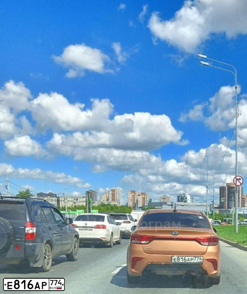 Фото автомобиля KIA RIO, 2017 — госномер Е816АР774. Цвет: Оранжевый