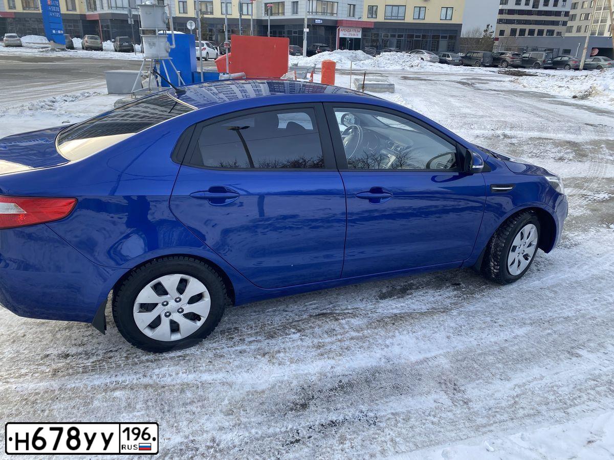 Фото автомобиля KIA RIO, 2011 — госномер Р002РЕ174. Цвет: синий