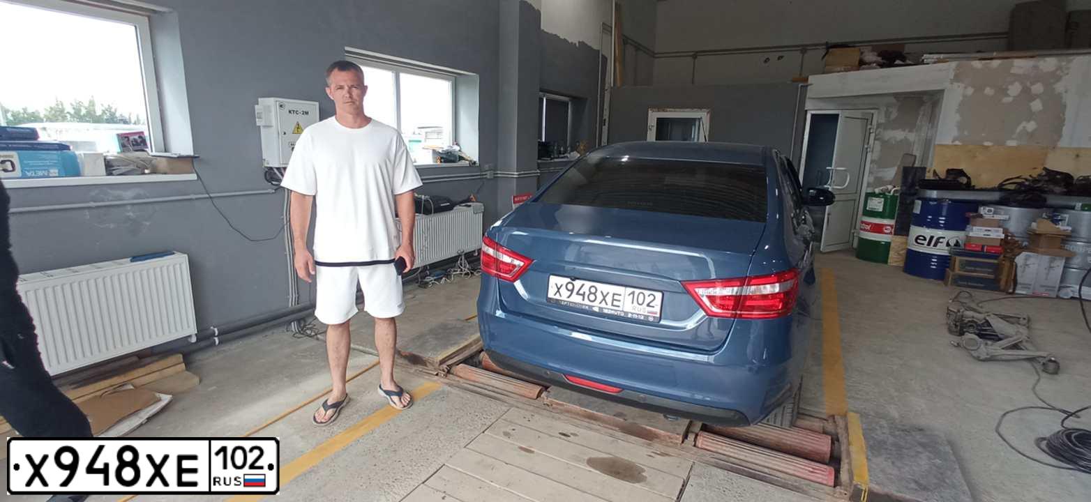 Фото автомобиля LADA VESTA, 2019 — госномер Х948ХЕ102. Цвет: ТЕМНО СИНИЙ