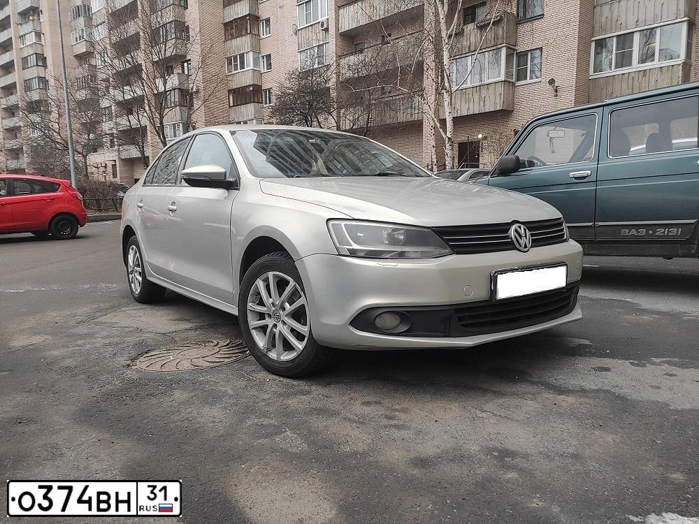 Фото автомобиля VOLKSWAGEN JETTA, 2015 — госномер О374ВН31. Цвет: Серебристый