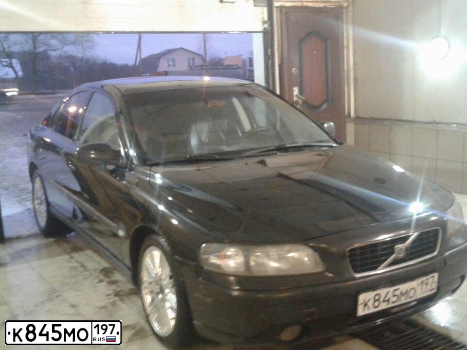 Фото автомобиля VOLVO S60, 2001 — госномер М810ОХ790. Цвет: ЧЕРНЫЙ