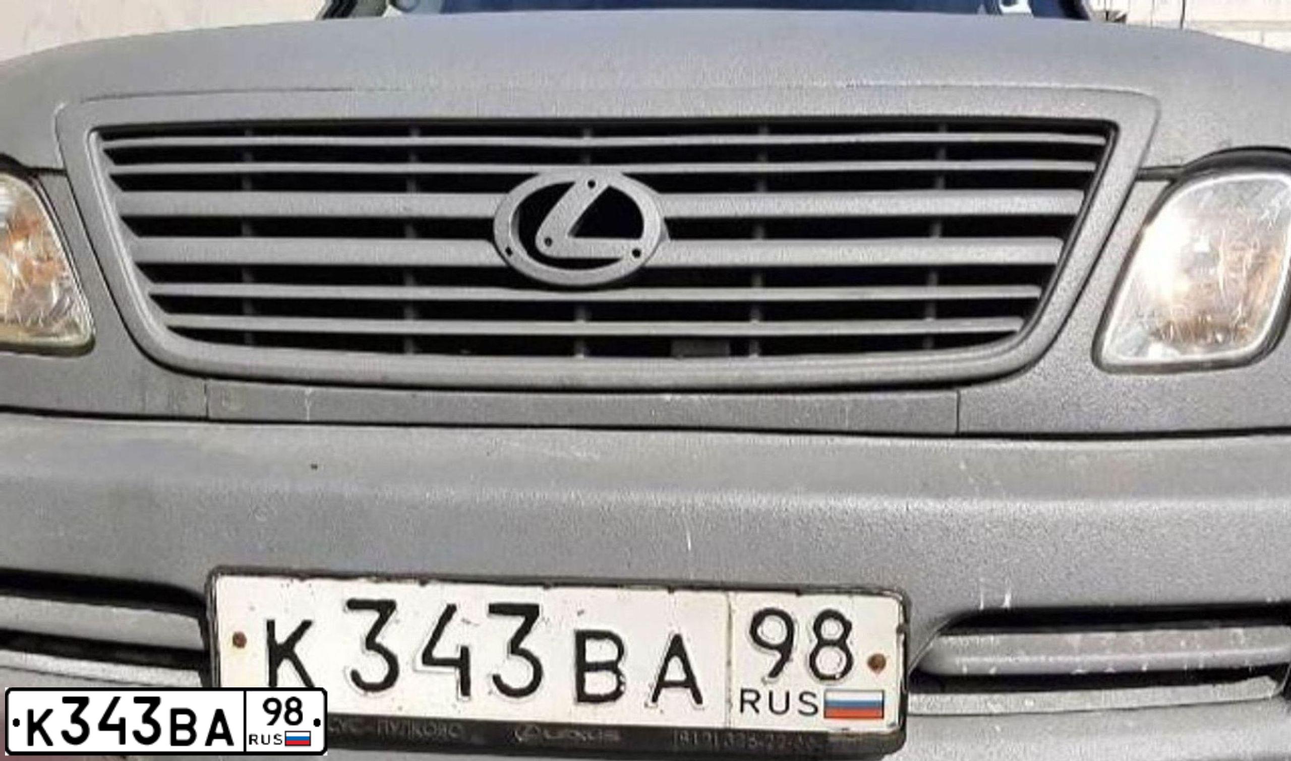 Фото автомобиля LEXUS LX470, 1999 — госномер М896НО138. Цвет: СЕРЫЙ