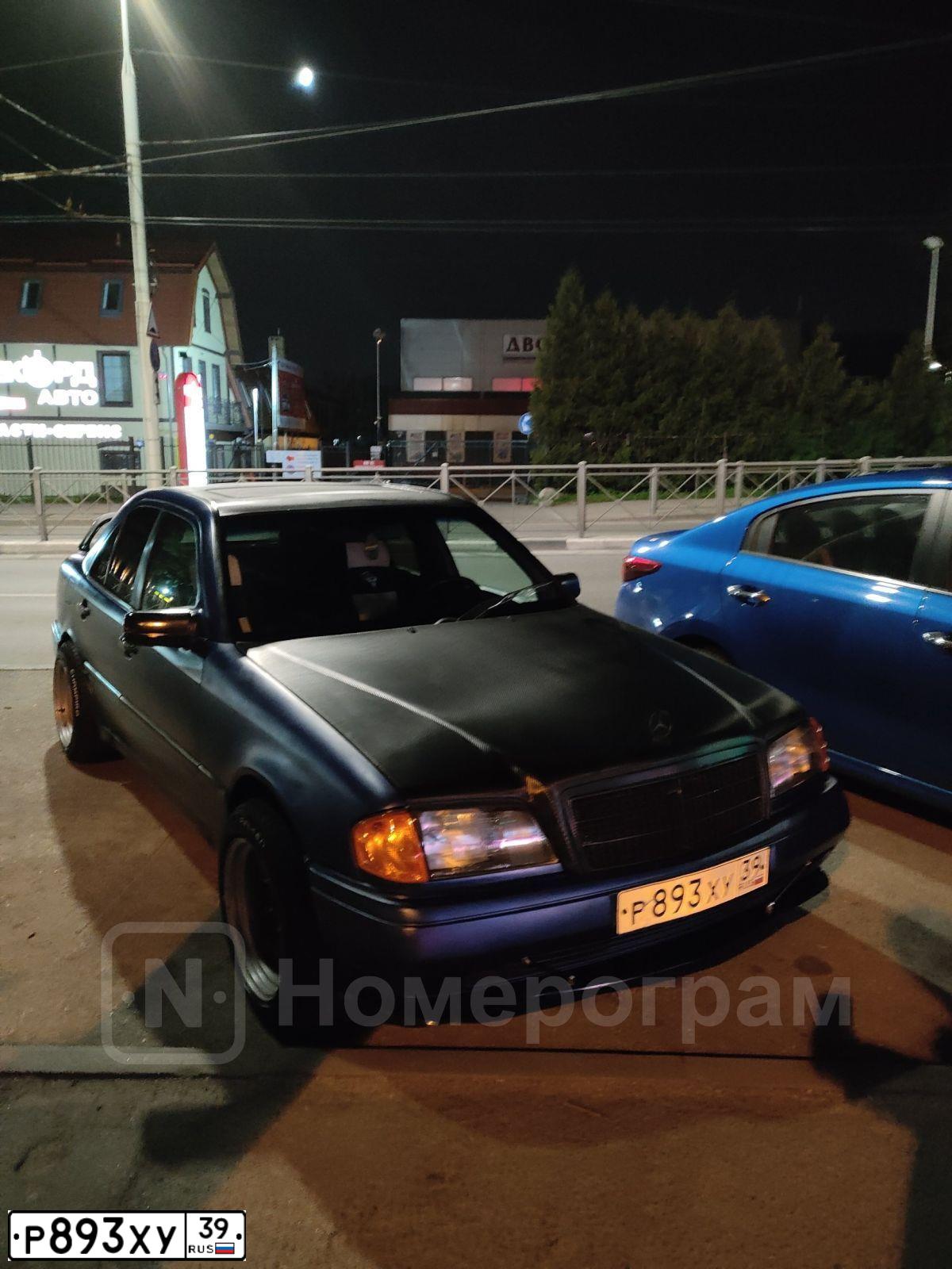 Фото автомобиля MERCEDES C-KLASSE, 1993 — госномер Р893ХУ39. Цвет: синий