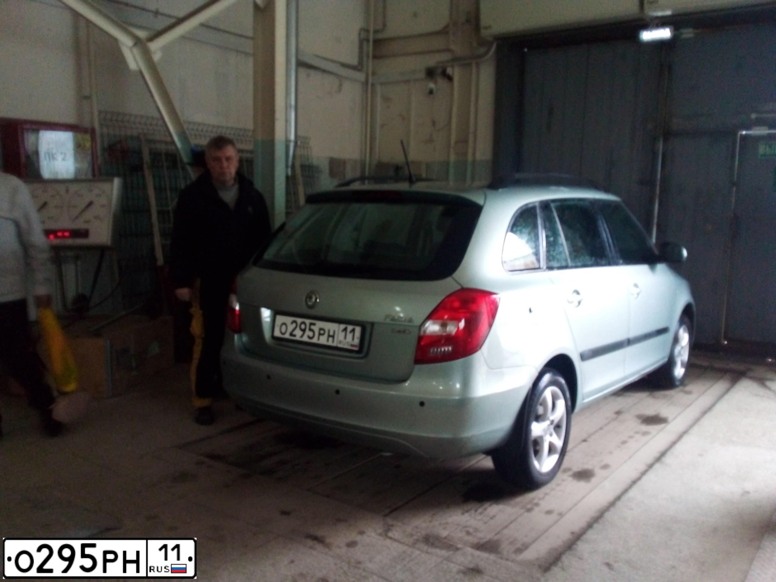 Фото автомобиля SKODA FABIA, 2012 — госномер Т087ТК198. Цвет: БЛЕКЛО-ЗЕЛЕНЫЙ