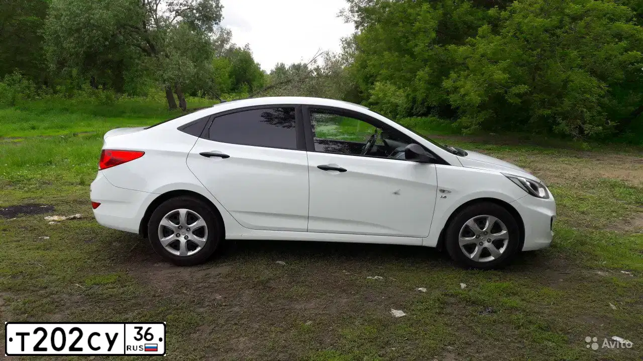 Фото автомобиля HYUNDAI SOLARIS, 2011 — госномер Т202СУ36. Цвет: Белый