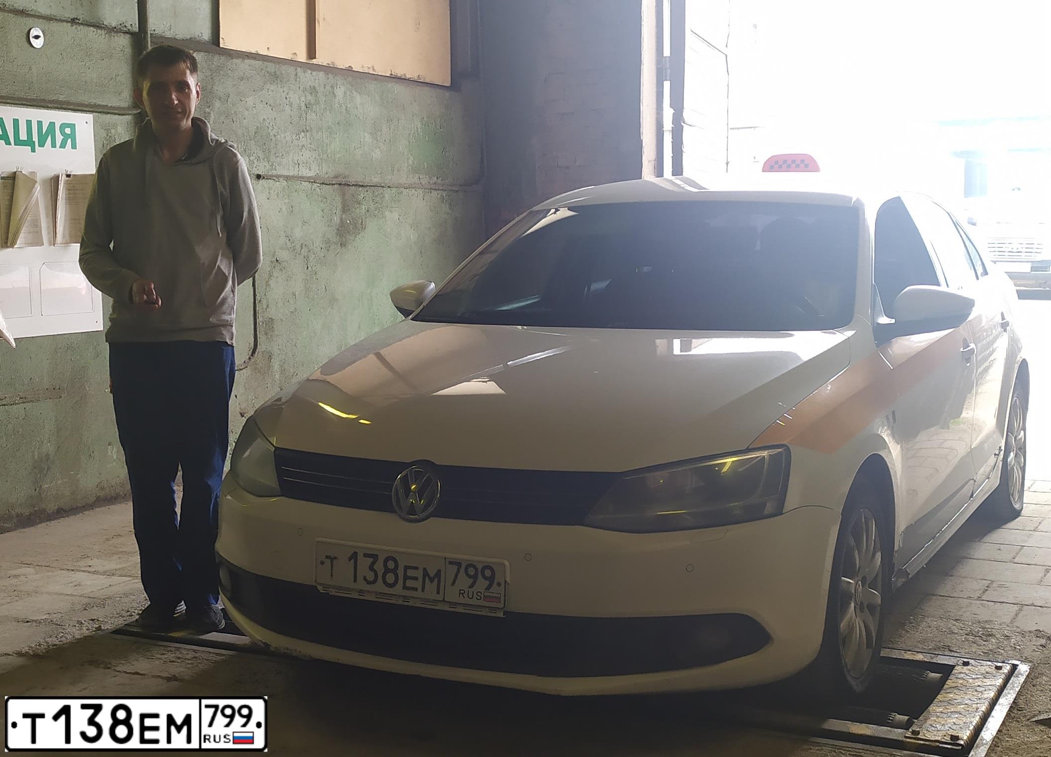 Фото автомобиля VOLKSWAGEN JETTA, 2013 — госномер К002ТС178. Цвет: Белый