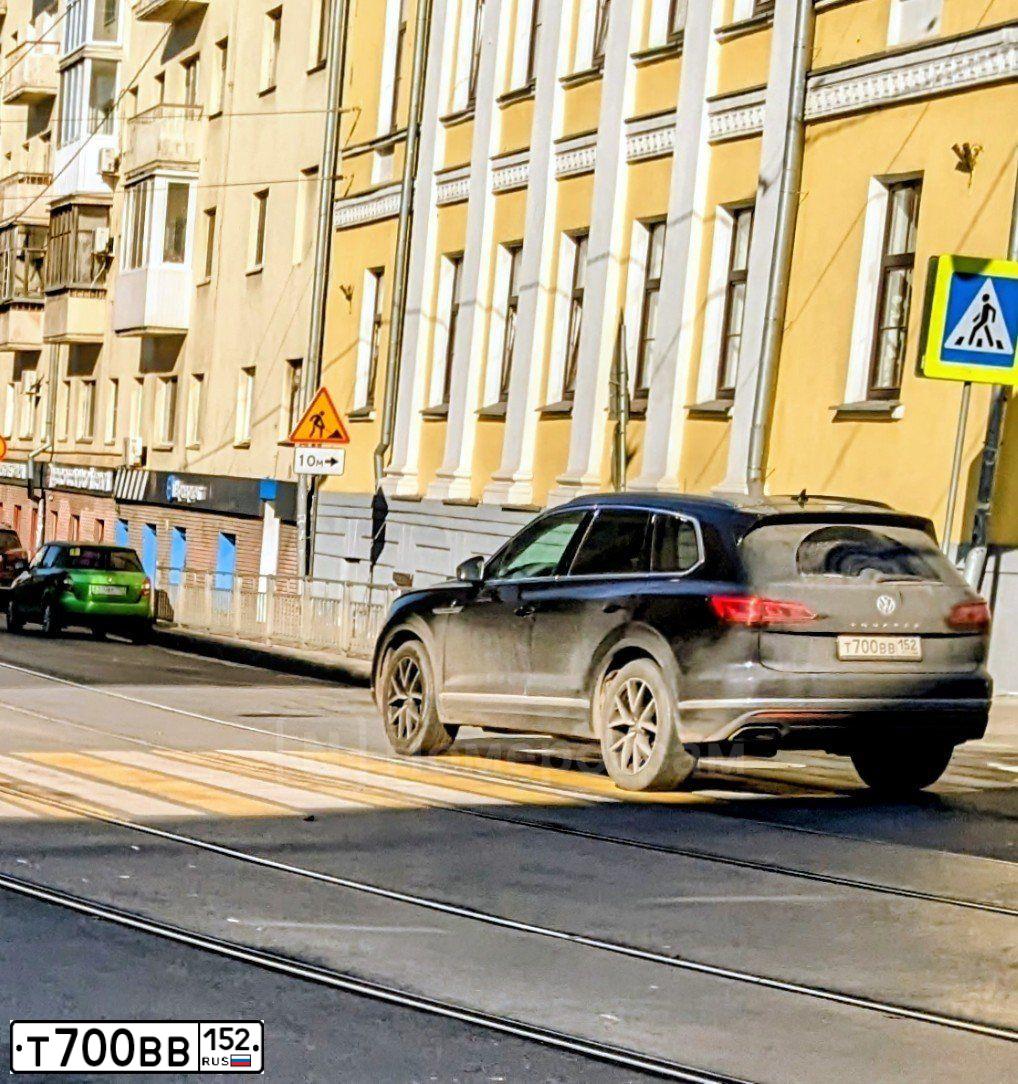 Фото автомобиля VOLKSWAGEN TOUAREG, 2019 — госномер Т700ВВ152. Цвет: ЧЕРНЫЙ