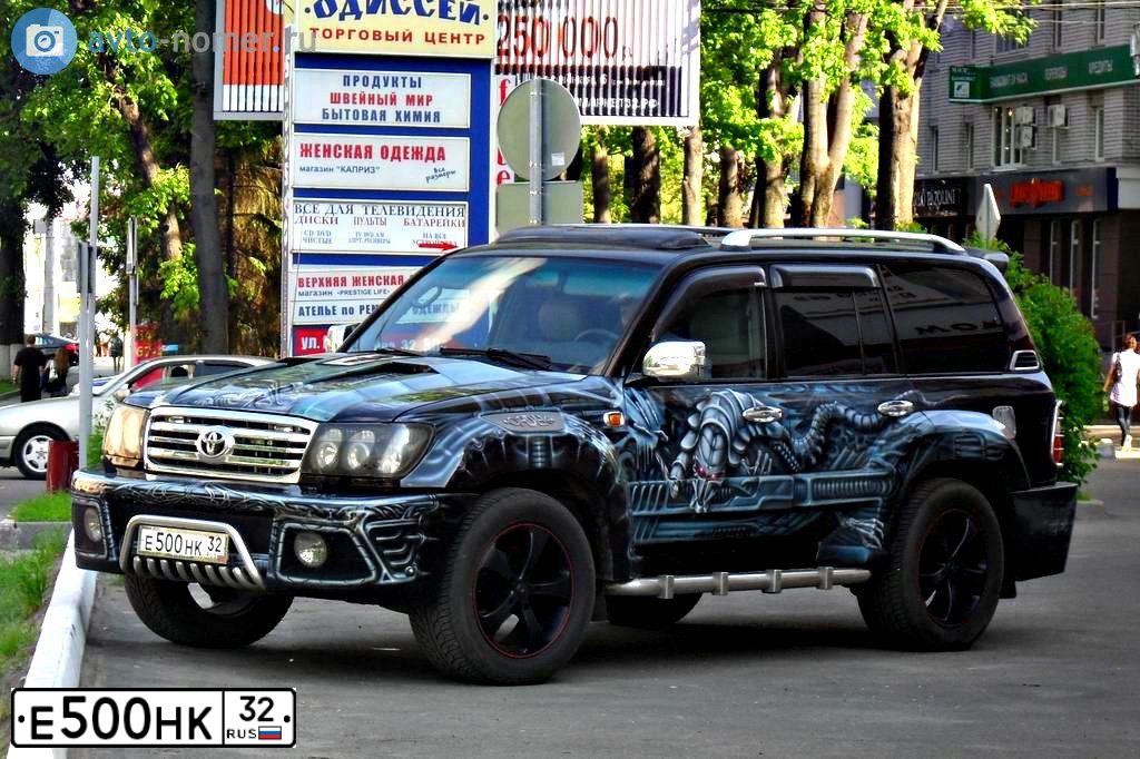 Фото автомобиля TOYOTA LANDCRUISER, 2003 — госномер К333ЕХ32. Цвет: ЧЕРНЫЙ,СЕРЫЙ,КРАСНЫЙ