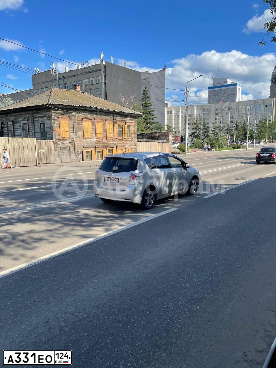 Фото автомобиля TOYOTA VERSO, 2011 — госномер А331ЕО124. Цвет: СЕРЕБРИСТЫЙ