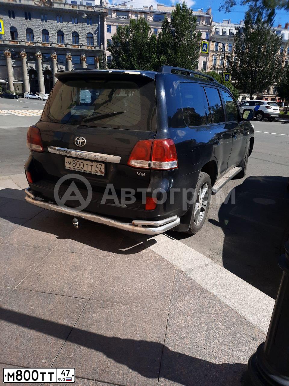 Фото автомобиля TOYOTA LANDCRUISER 200, 2008 — госномер М800ТТ47. Цвет: ЧЕРНЫЙ