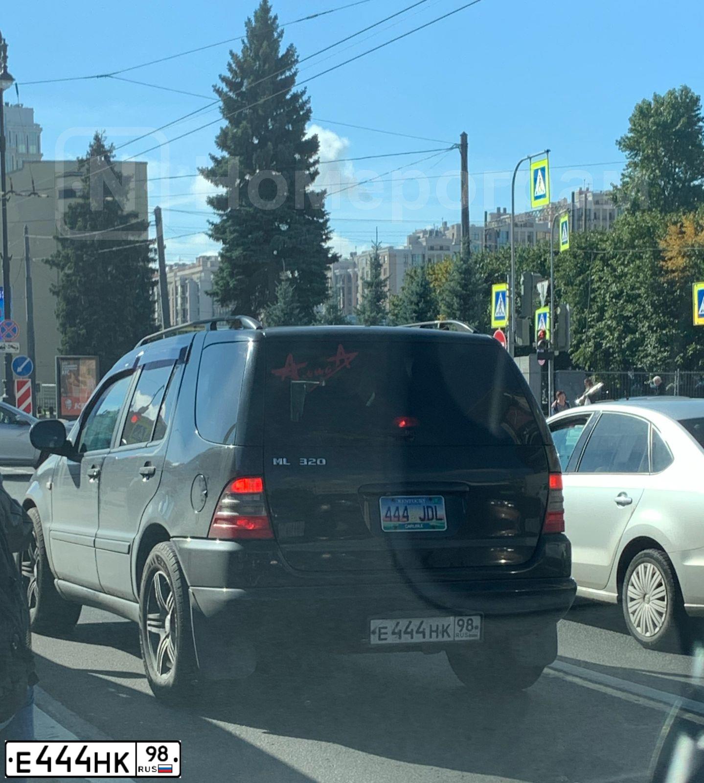 Фото автомобиля MERCEDES M-KLASSE, 2000 — госномер Е444НК98. Цвет: ЧЕРНЫЙ