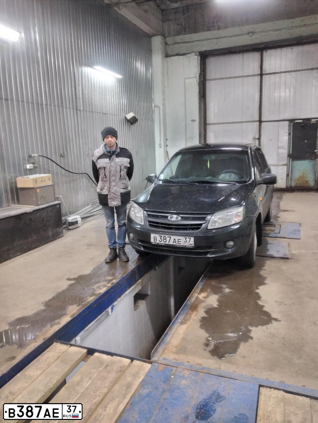 Фото автомобиля LADA 2190 GRANTA, 2012 — госномер В613ТХ37. Цвет: серебристо-коричневый