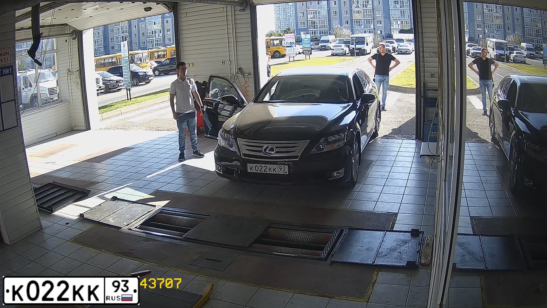 Фото автомобиля LEXUS LS600H, 2012 — госномер В947РЕ193. Цвет: ЧЕРНЫЙ