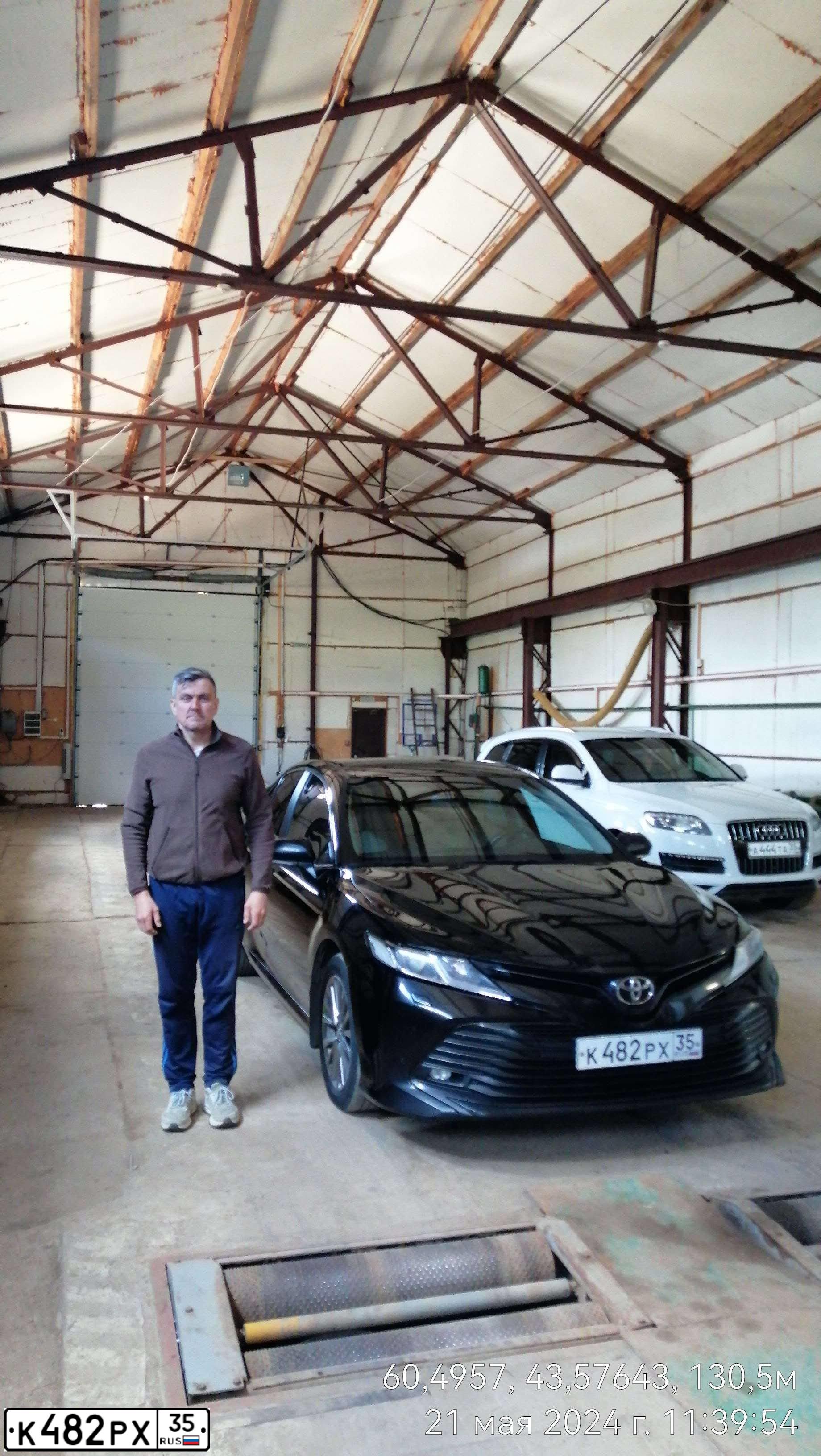 Фото автомобиля TOYOTA CAMRY, 2018 — госномер К482РХ35. Цвет: ЧЕРНЫЙ МЕТАЛЛИК