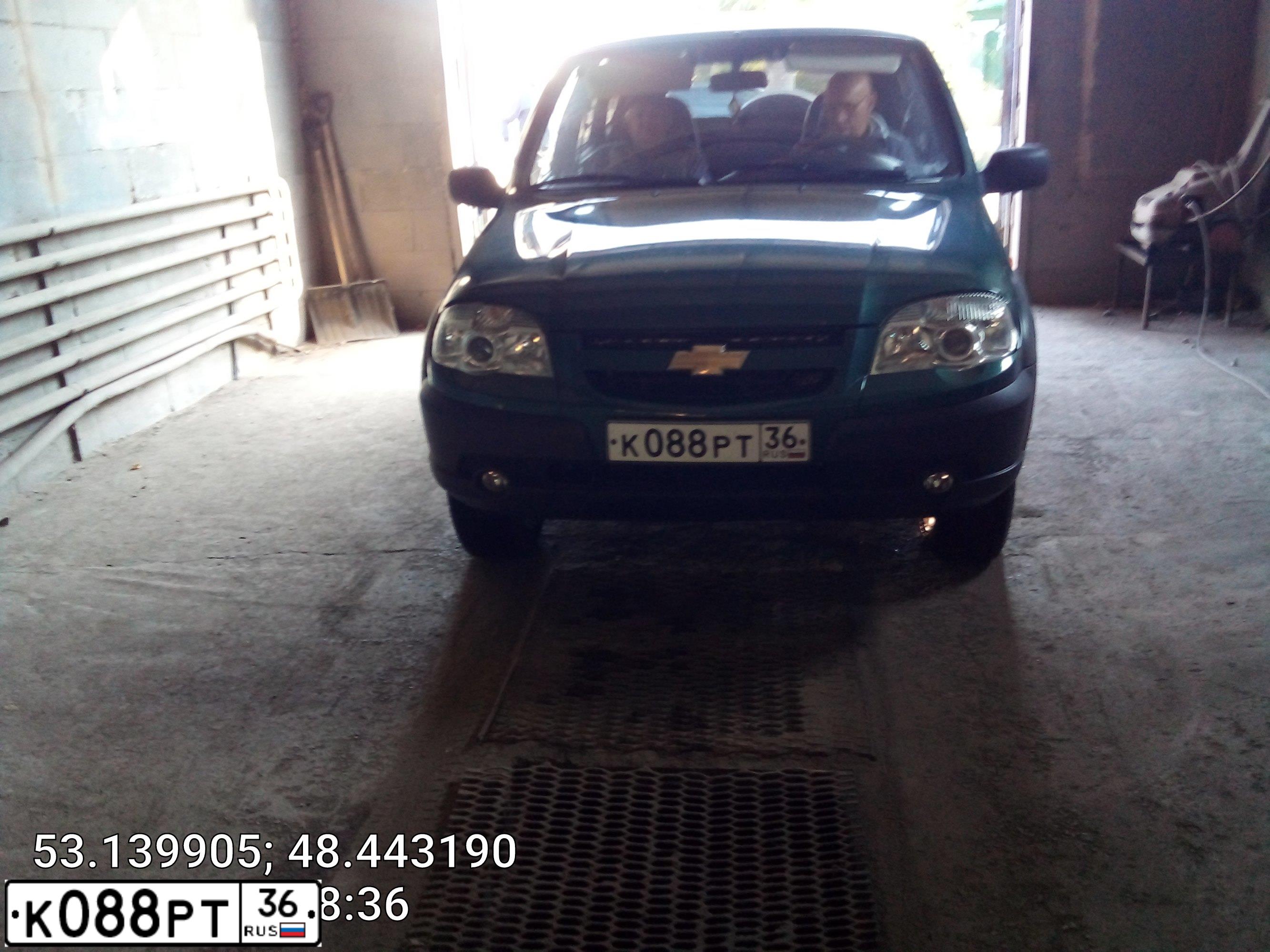 Фото автомобиля CHEVROLET NIVA, 2009 — госномер К088РТ36. Цвет: темно-зеленый металлик