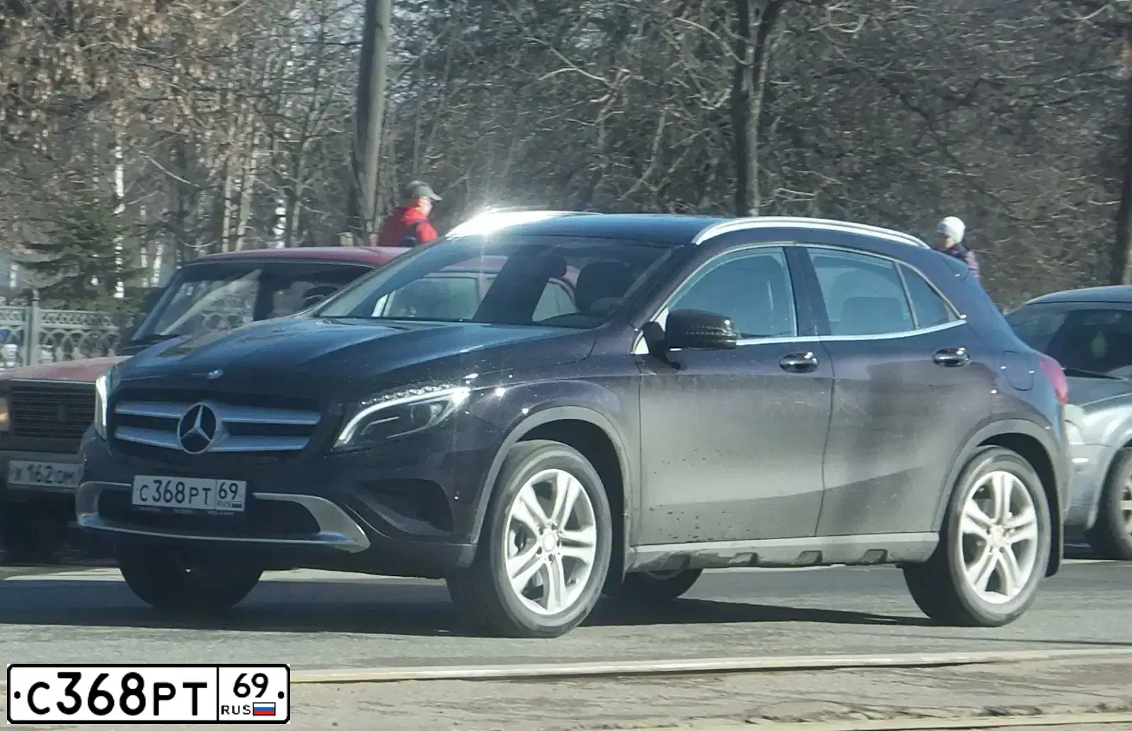 Фото автомобиля MERCEDES GLA-KLASSE, 2015 — госномер Р569СМ69. Цвет: ФИОЛЕТОВЫЙ