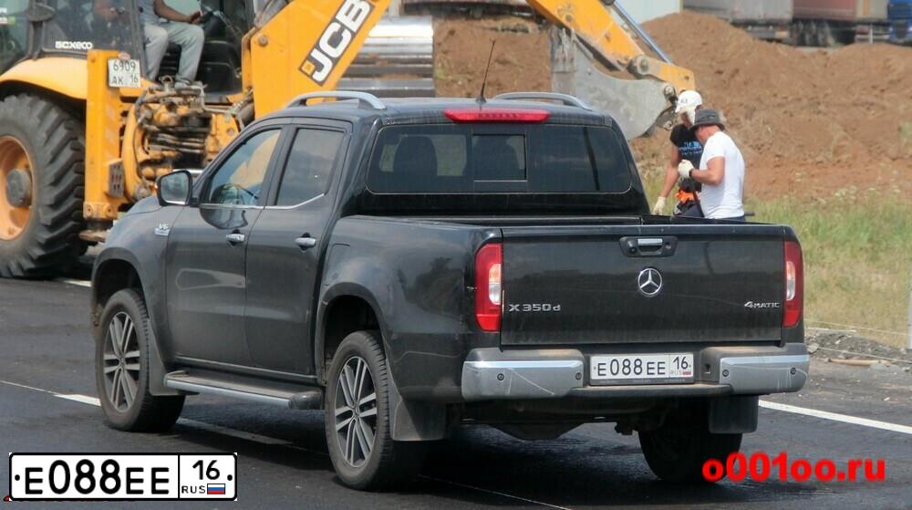 Фото автомобиля VOLKSWAGEN TOUAREG, 2012 — госномер Е088ЕЕ16. Цвет: Коричневый