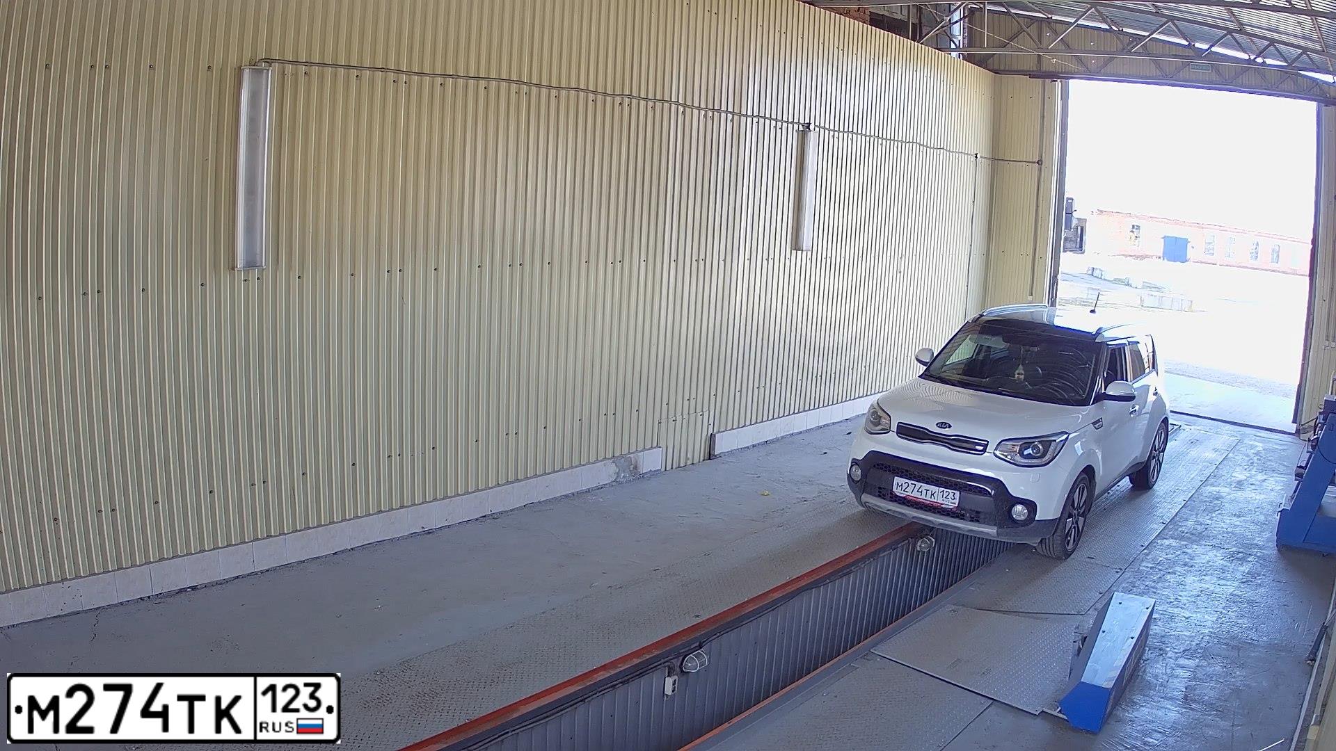 Фото автомобиля KIA SOUL, 2017 — госномер М274ТК123. Цвет: БЕЛЫЙ