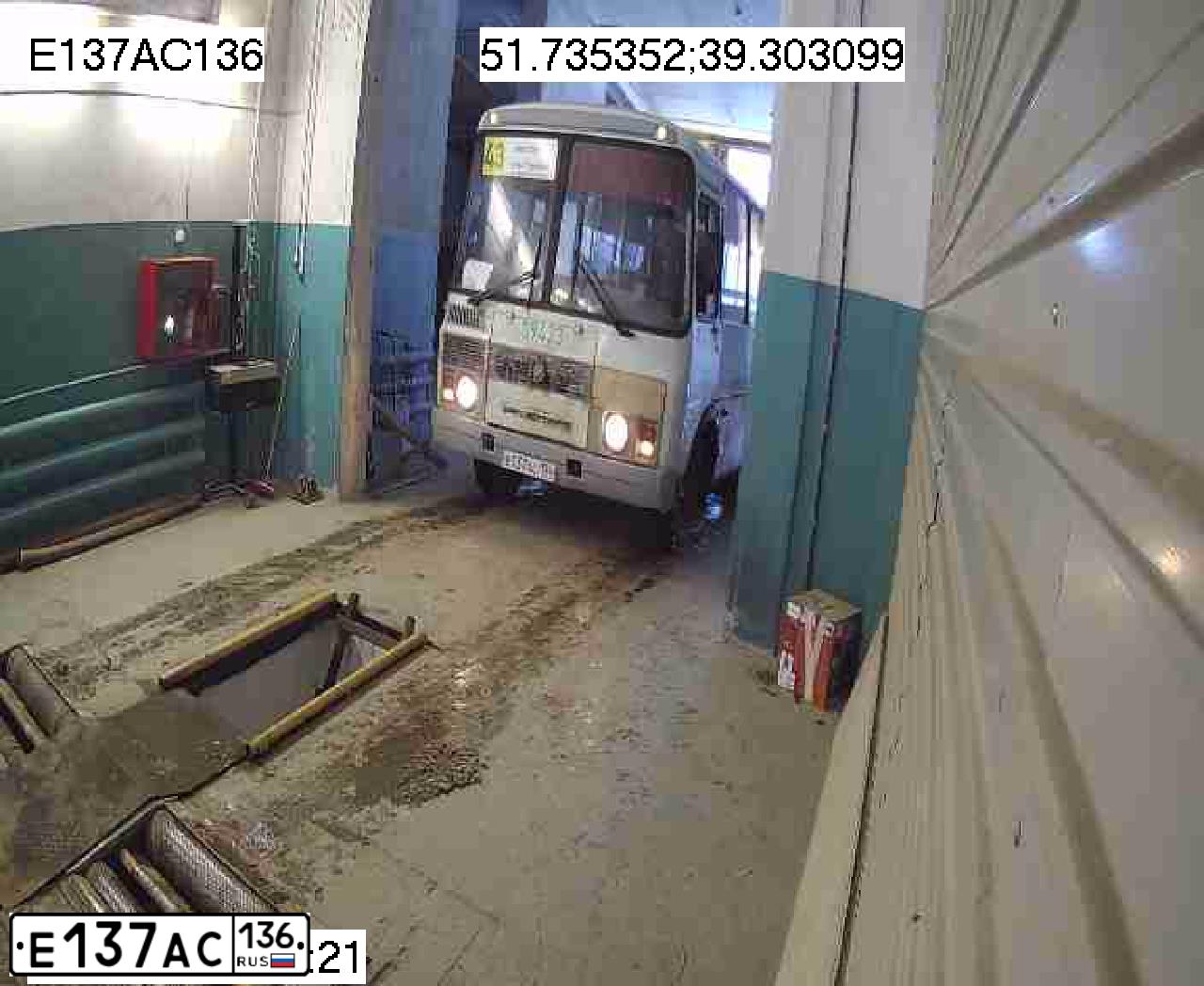 Фото автомобиля PAZ 3205, 2015 — госномер Е137АС136. Цвет: Белый