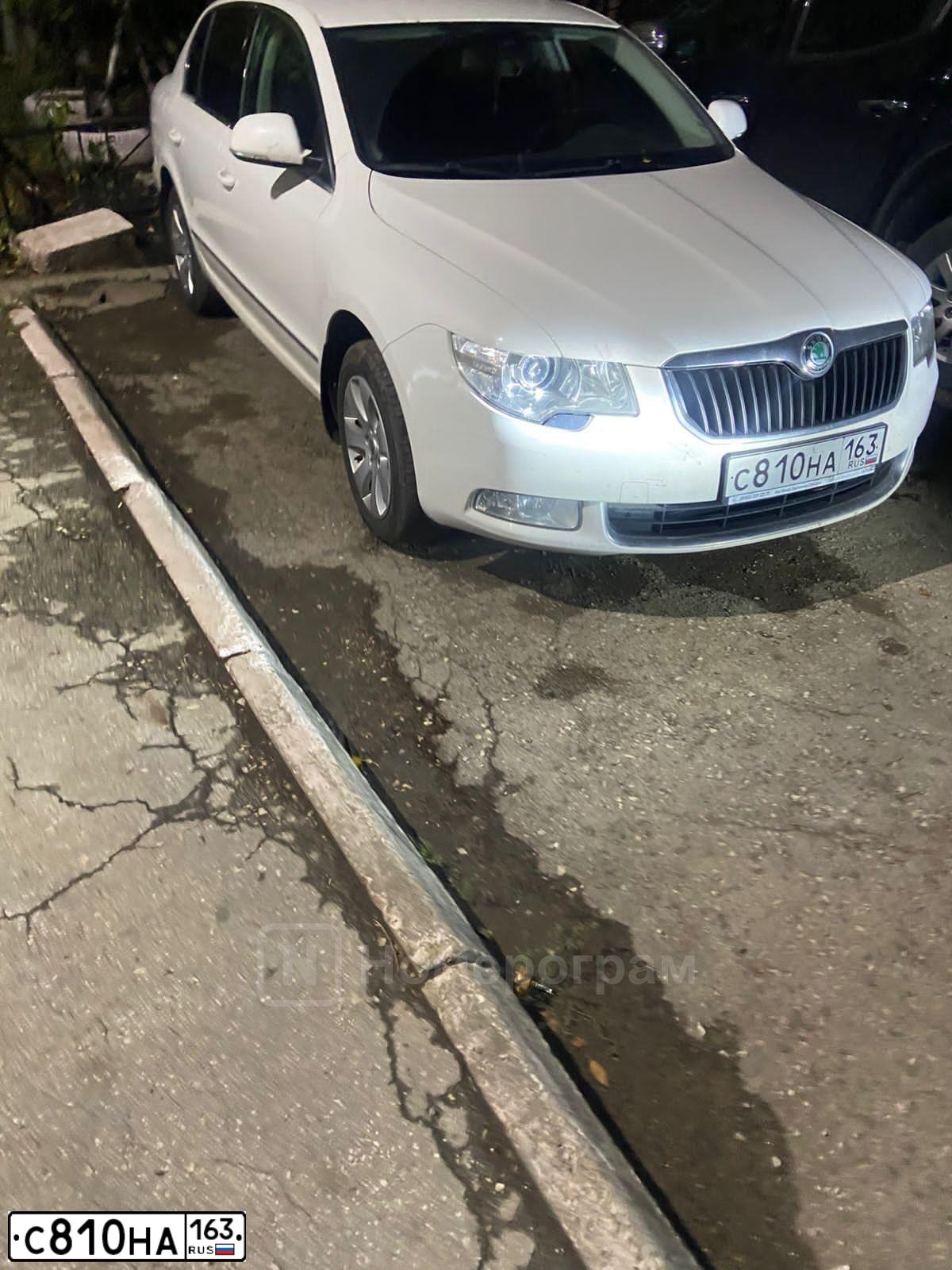 Фото автомобиля SKODA SUPERB, 2012 — госномер С810НА163. Цвет: Белый