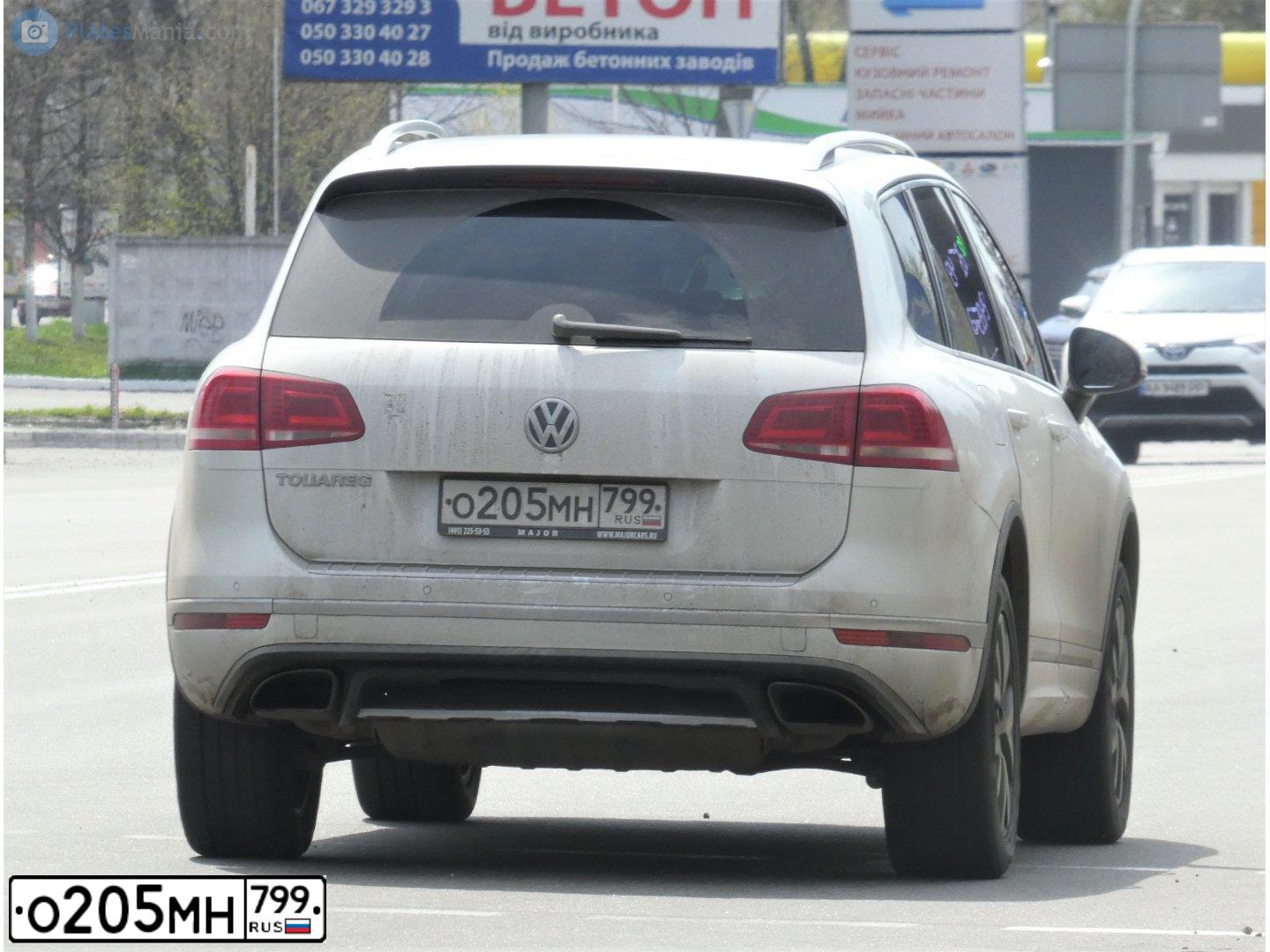 Фото автомобиля VOLKSWAGEN TOUAREG, 2014 — госномер О205МН799. Цвет: Белый
