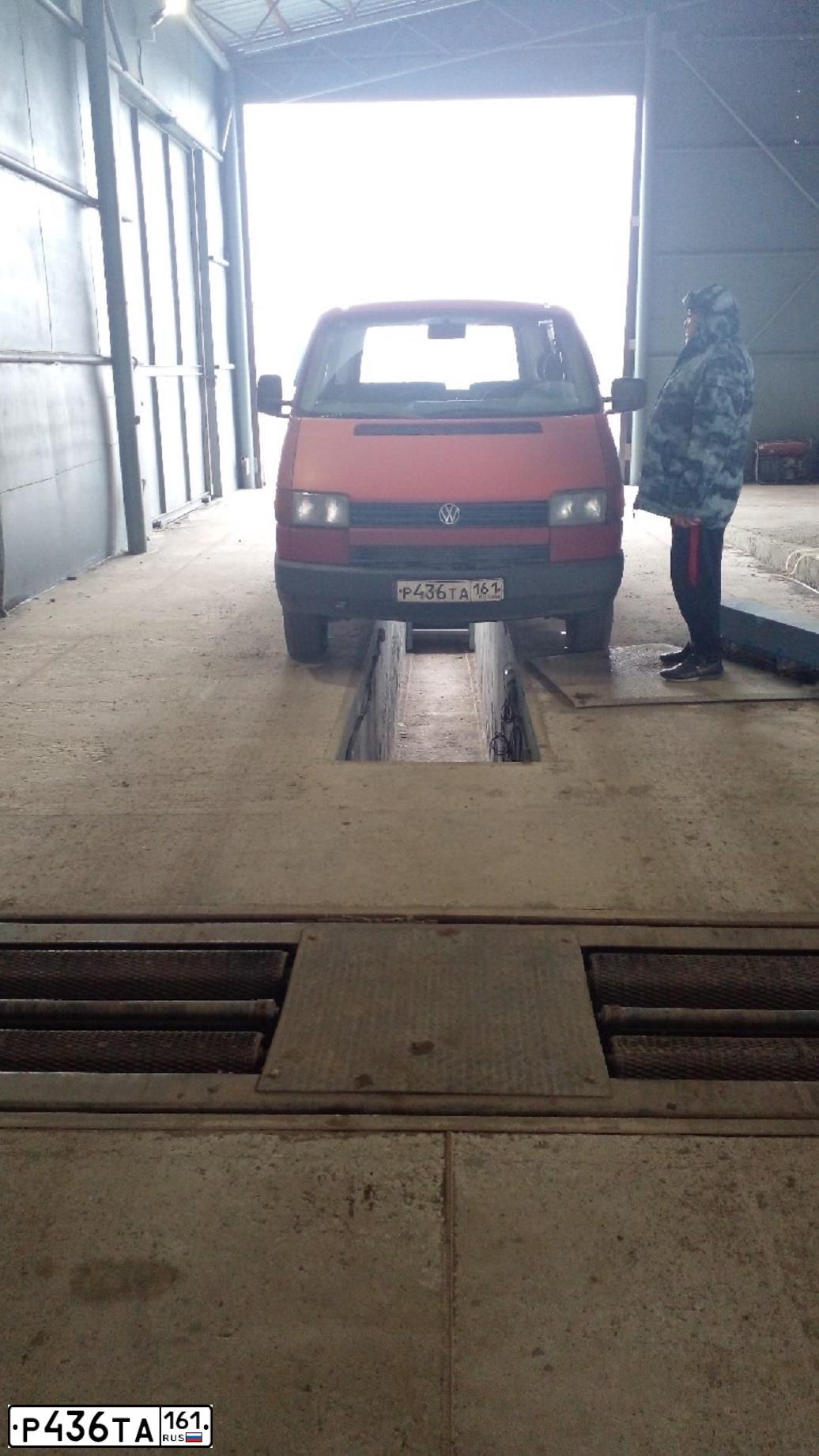 Фото автомобиля VOLKSWAGEN TRANSPORTER, 1993 — госномер Р436ТА161. Цвет: КРАСНЫЙ