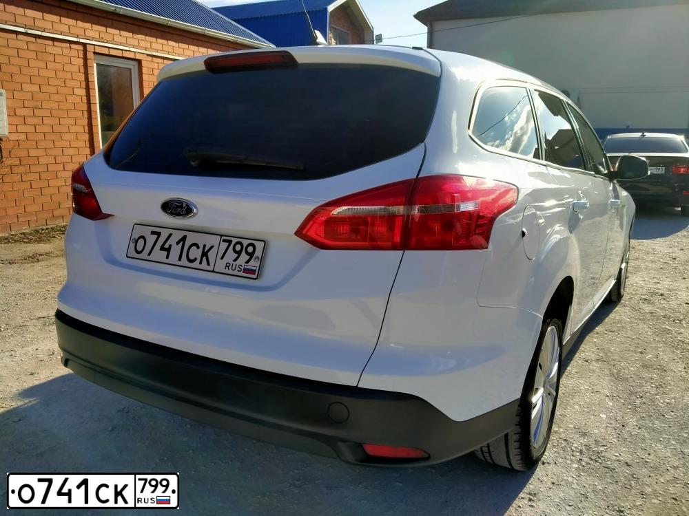 Фото автомобиля FORD FOCUS, 2018 — госномер О741СК799. Цвет: Белый