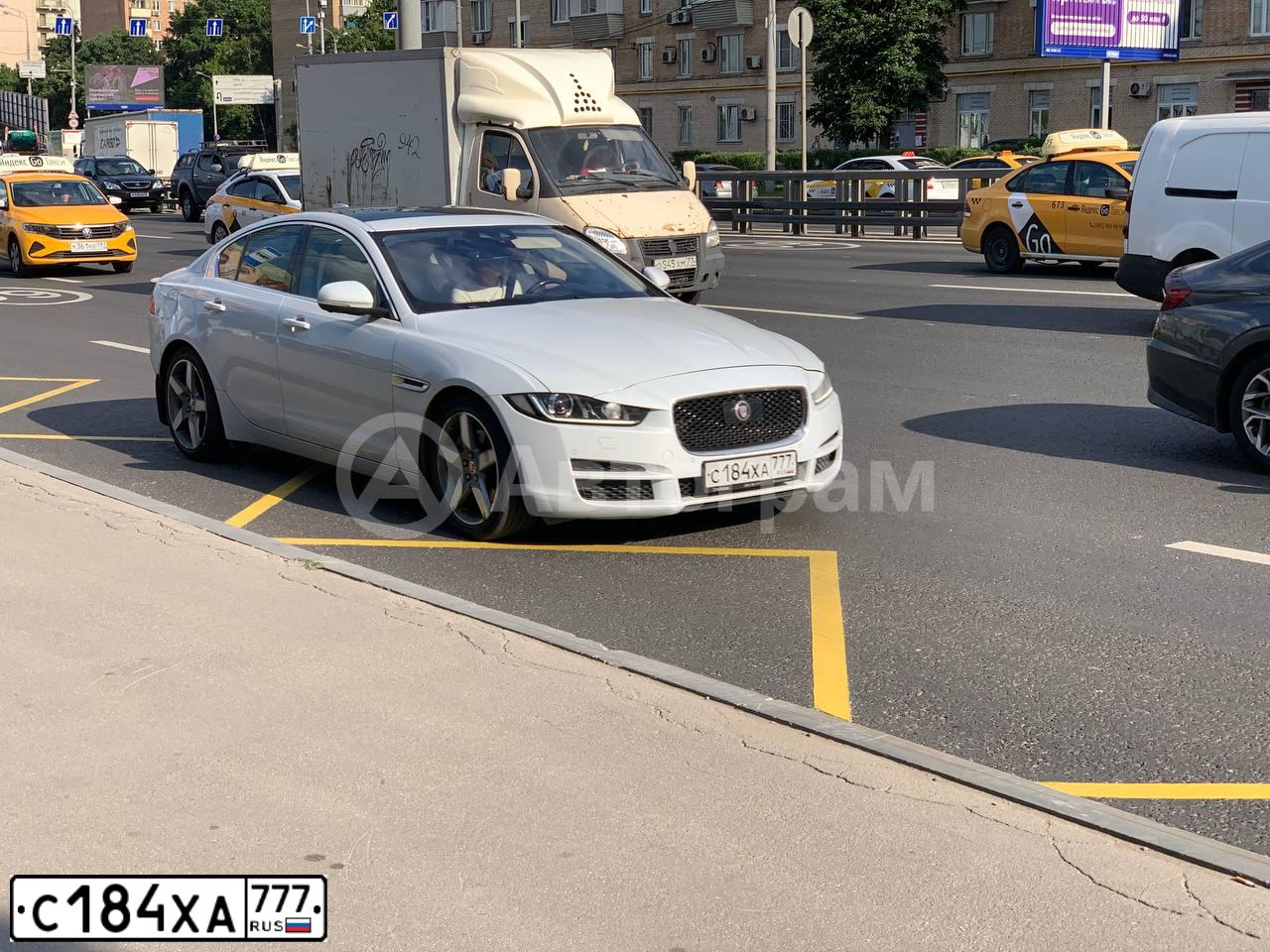 Фото автомобиля JAGUAR XE-SERIE, 2017 — госномер С184ХА777. Цвет: БЕЛЫЙ