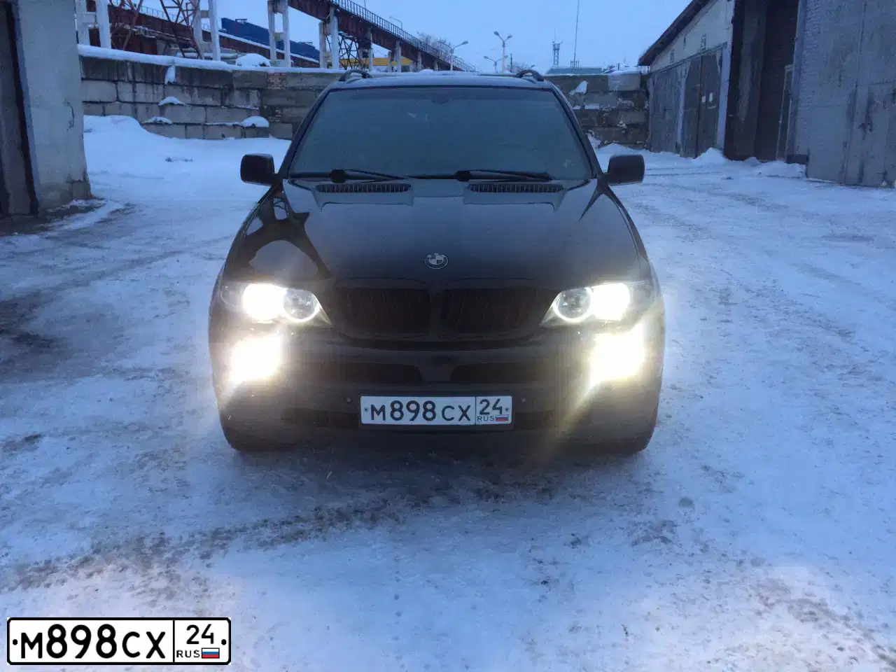 Фото автомобиля BMW X5, 2006 — госномер Е462ОХ124. Цвет: ЧЕРНЫЙ