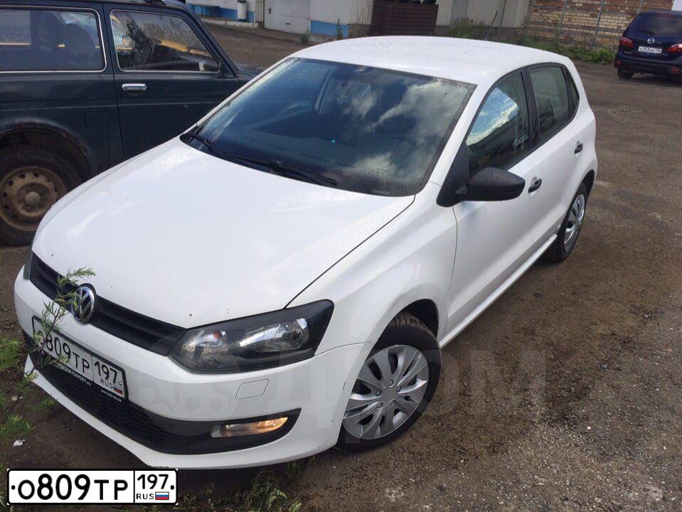 Фото автомобиля VOLKSWAGEN POLO, 2011 — госномер Р023ОР05. Цвет: Белый