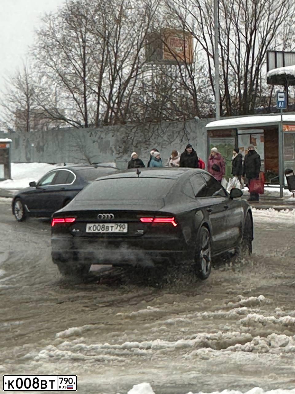 Фото автомобиля LANDROVER RANGE ROVER SPORT, 2011 — госномер Х919ХЕ790. Цвет: ТЕМНО-КОРИЧНЕВЫЙ