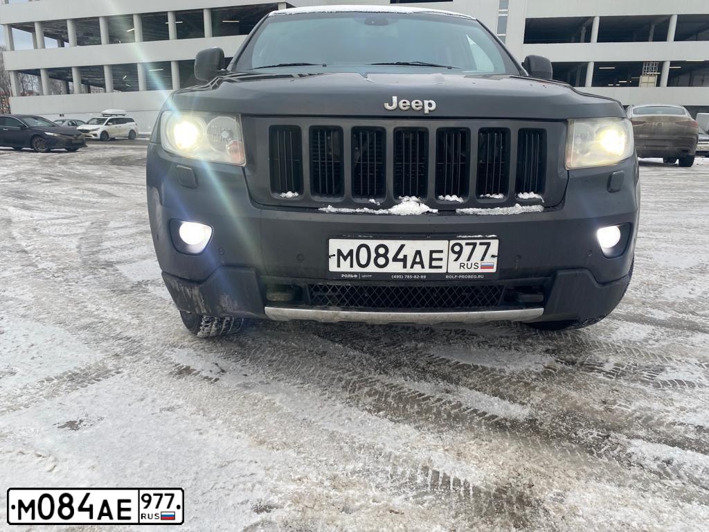 Фото автомобиля JEEP GRAND CHEROKEE, 2010 — госномер Е950ЕЕ190. Цвет: СЕРЫЙ