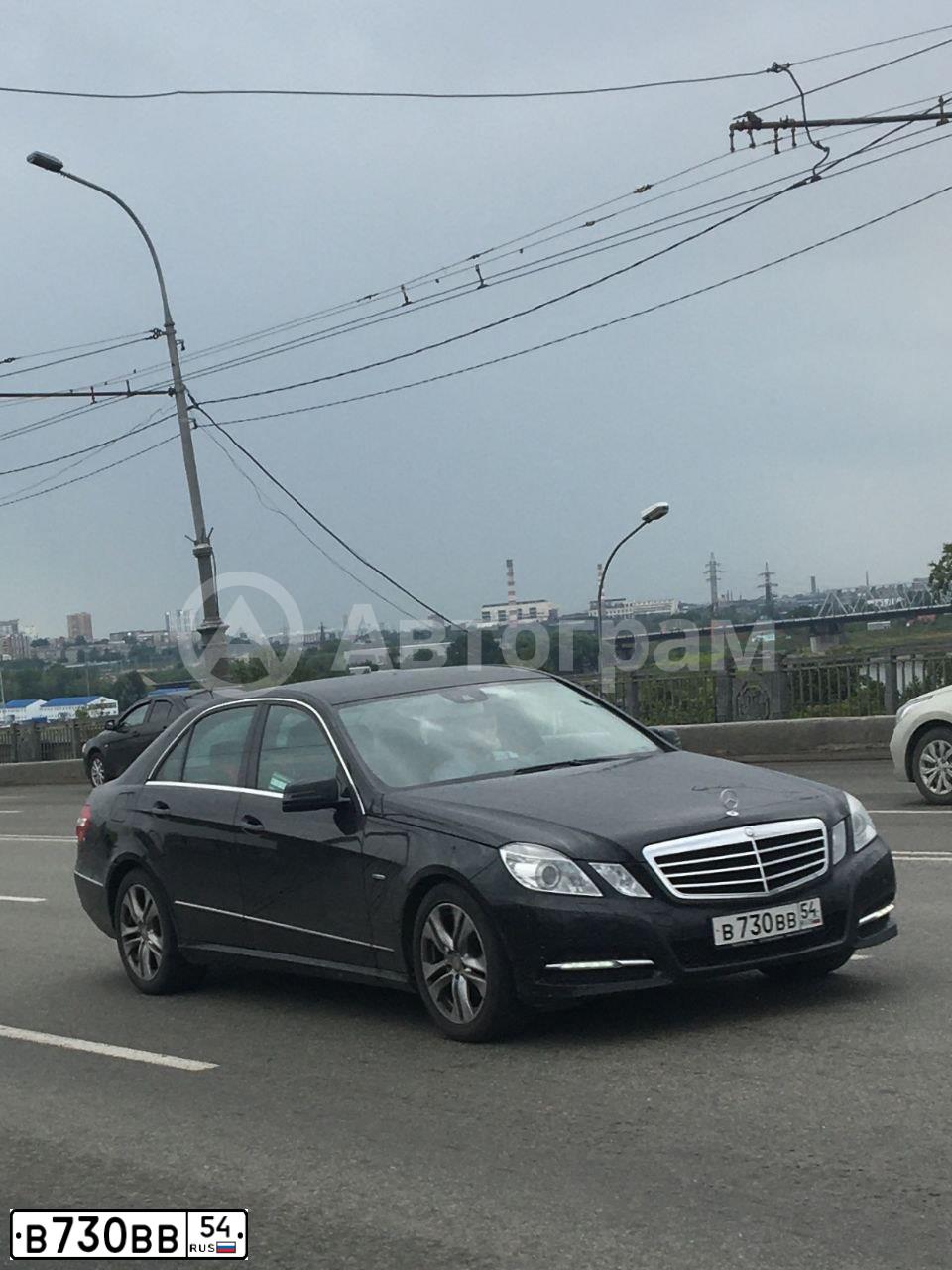 Фото автомобиля MERCEDES E-KLASSE, 2012 — госномер Р958АС154. Цвет: ЧЕРНЫЙ