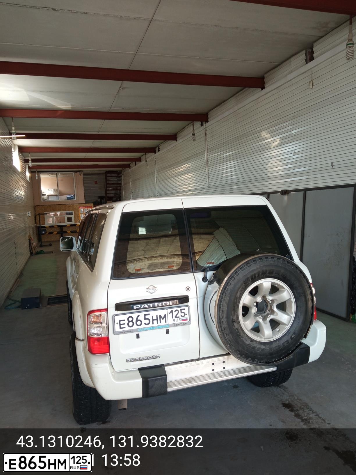 Фото автомобиля NISSAN PATROL, 1998 — госномер Е865НМ125. Цвет: Белый