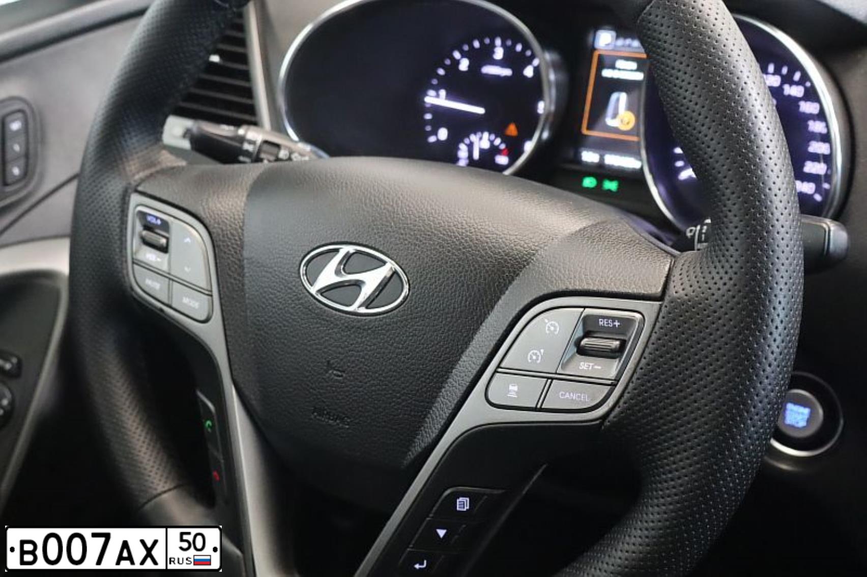 Фото автомобиля HYUNDAI SANTA FE, 2016 — госномер К670АС550. Цвет: Белый