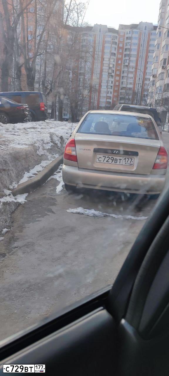 Фото автомобиля HYUNDAI ACCENT, 2006 — госномер М135ВЕ550. Цвет: БЕЖЕВЫЙ
